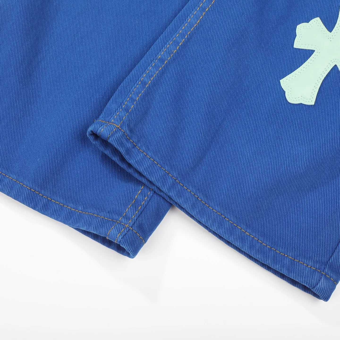 P260 Chrome hearts｜ch Chrome hearts London limited dopamine blue leather jeans, counter price 22W level, patchwork cross pattern embellishment, washed jeans! ! An absolutely high-end luxury product, a 1.9W-level god-level single product, a super popular product, made by top heavy industry, a magic weapon that cannot be missed! [About Zangyin] This is an extremely luxurious fashion brand that can also be called the aristocracy of the high street. It has always been an exclusive brand for some hipsters or rich second generations. Compared with ordinary high streets, it is more luxurious and noble. Compared with luxury brands, it is more fashionable and individual. It has always been a brand that I have a special liking for. [Top heavy industry fashion design] Consistently high-street luxury style. Speaking of this style, the Zangyin family and GU family are definitely the leading representative brands. Especially the Zangyin family has really achieved a state-of-the-art effect in creating high-street style. The unique washed material is used to create this style. The color system is already quite eye-catching. After it is decorated with patchwork cross flowers, it cleverly highlights the charm of the brand. Secondly, this style uses classic The high-waist cutting design highlights the long legs and fashionable temperament of the upper body. The brand is highly recognizable and the slim fit configuration is more suitable for daily wear. It is a product that interprets personality, fashion, and specifications at a glance. This single product is enough to make any fan excited. It can be a white T-shirt for a youthful college style, or a tight suspender for a royal style. It has strong matching ability and can be easily controlled by men.  [Materials and craftsmanship] Needless to say, this point goes without saying. As an excellent craftsman brand, Zangyin’s requirements for details and craftsmanship are really perfect. The washed color of this model has gone through so many processes, not to mention the embellishment of denim appliques. It is also purely hand-made and sewn. Just like what they believe in, only hand-made things have soul and have the meaning of wear. A top-notch heavy-duty fashionable denim item, I look forward to your perfect interpretation! !   Color: Dark blue Size: S-XL (28 30 32 34) Pants length: 101/103/105/107 Waist: 78/82/86/90 Recommended height: 170/175/180/185 Recommended weight: 120/140/160/180